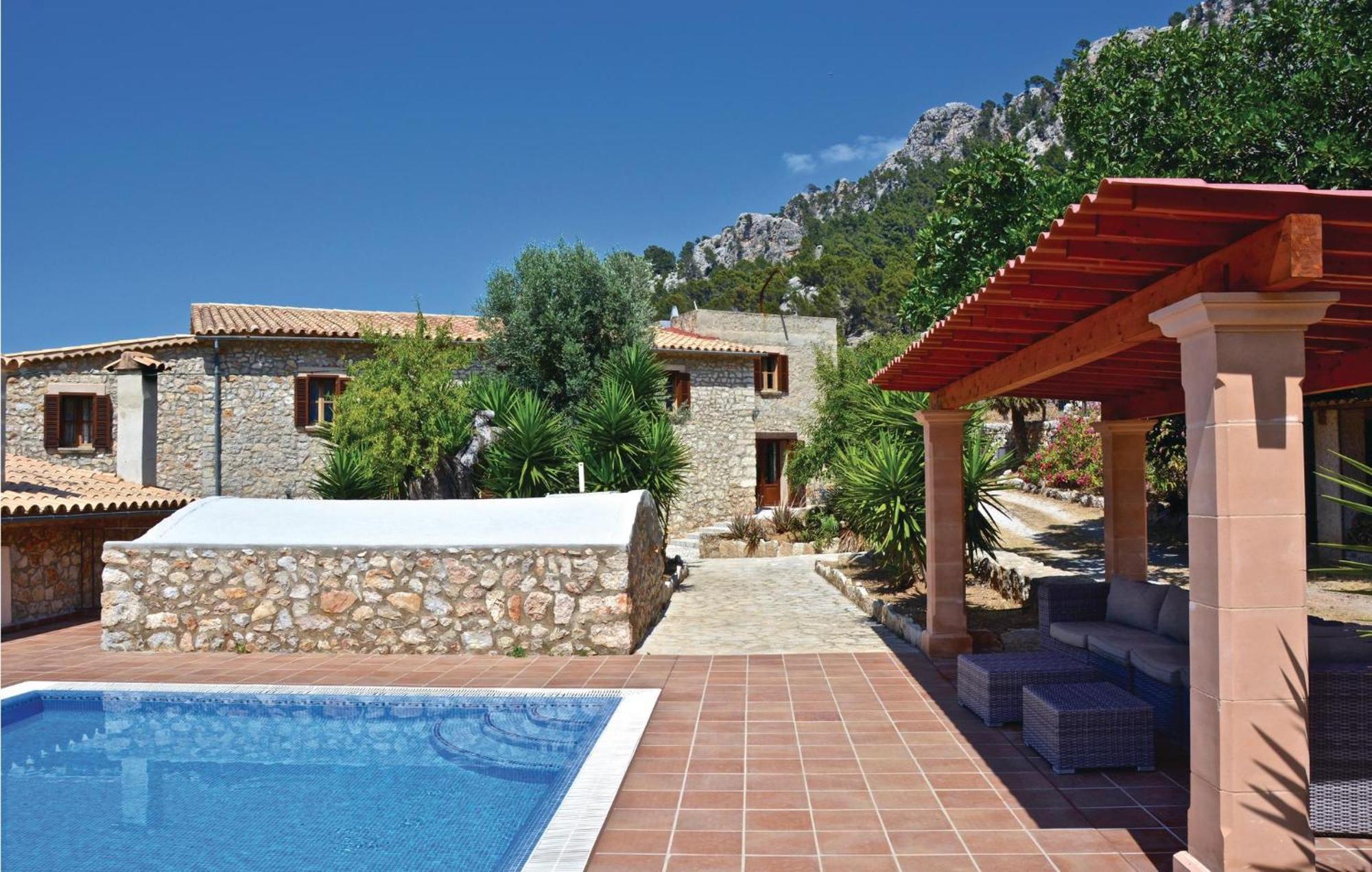 Hébergement de vacances 6 Bedroom Amazing In *