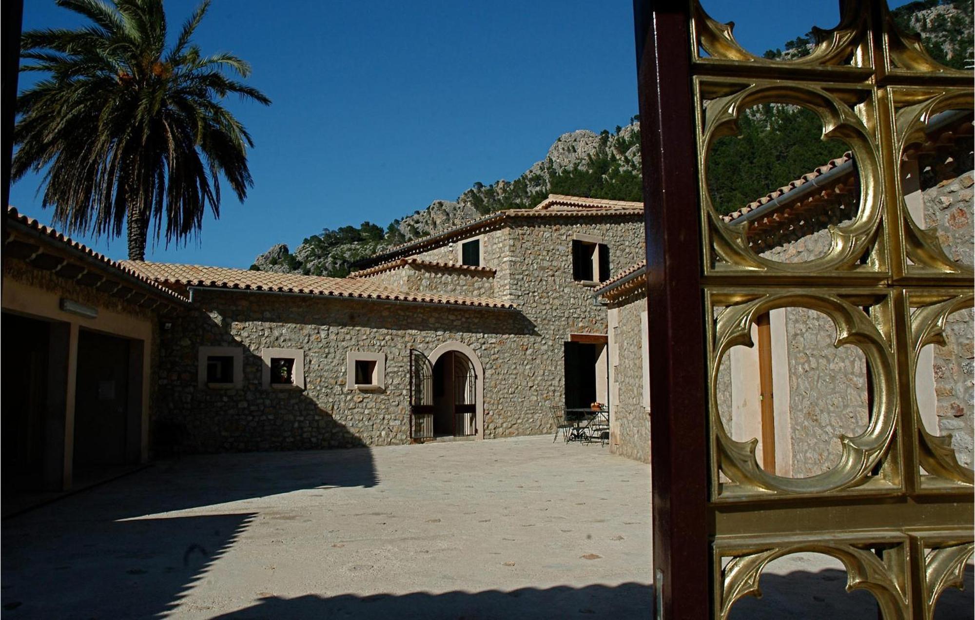 6 Bedroom Amazing Home In Estellencs Holiday home *